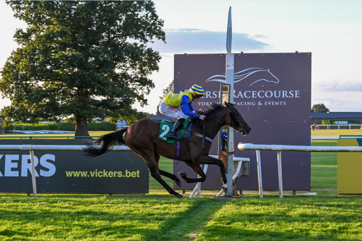 Jessica Macey Racing. Shod by James Hardy